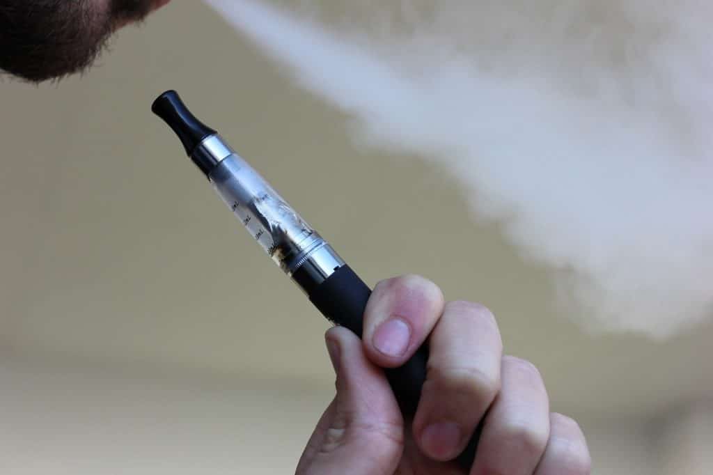 e cigarette, vaping, electronic cigarette-1301664.jpg